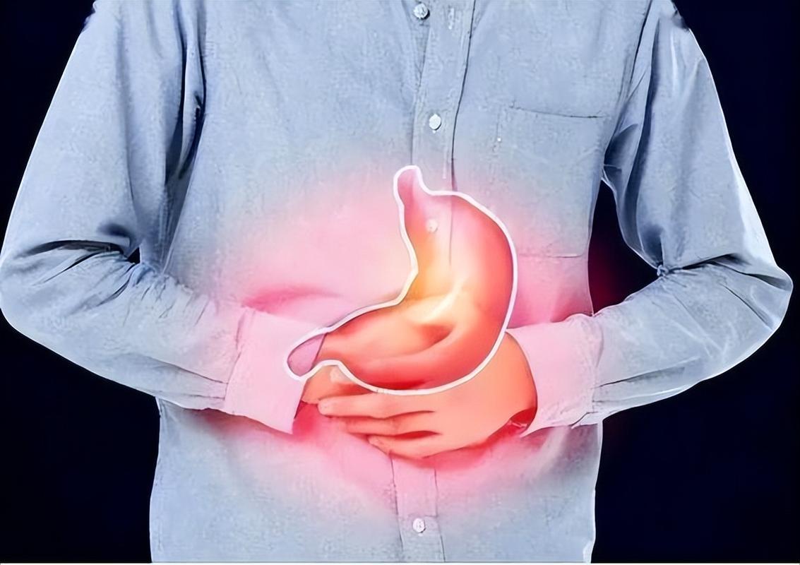 胃病转胃癌不是没信号！医生提醒：饭后这3个不适，千万别硬扛吃完饭有的人却开始