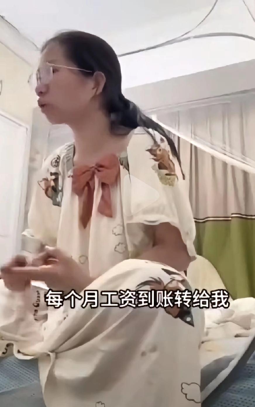 原来是和老公聊天，以为坐床上训狗呢，居然这个男人听完了，燕冬萍那个笑还历历在目