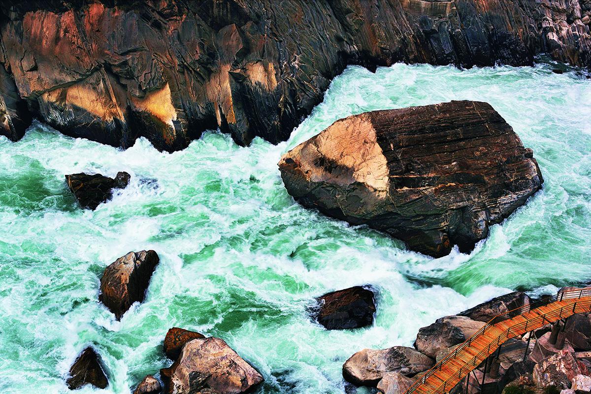 在虎跳峡落水溺亡的29岁美术老师，遗体距离水面只有区区40厘米，但却无法打捞上来