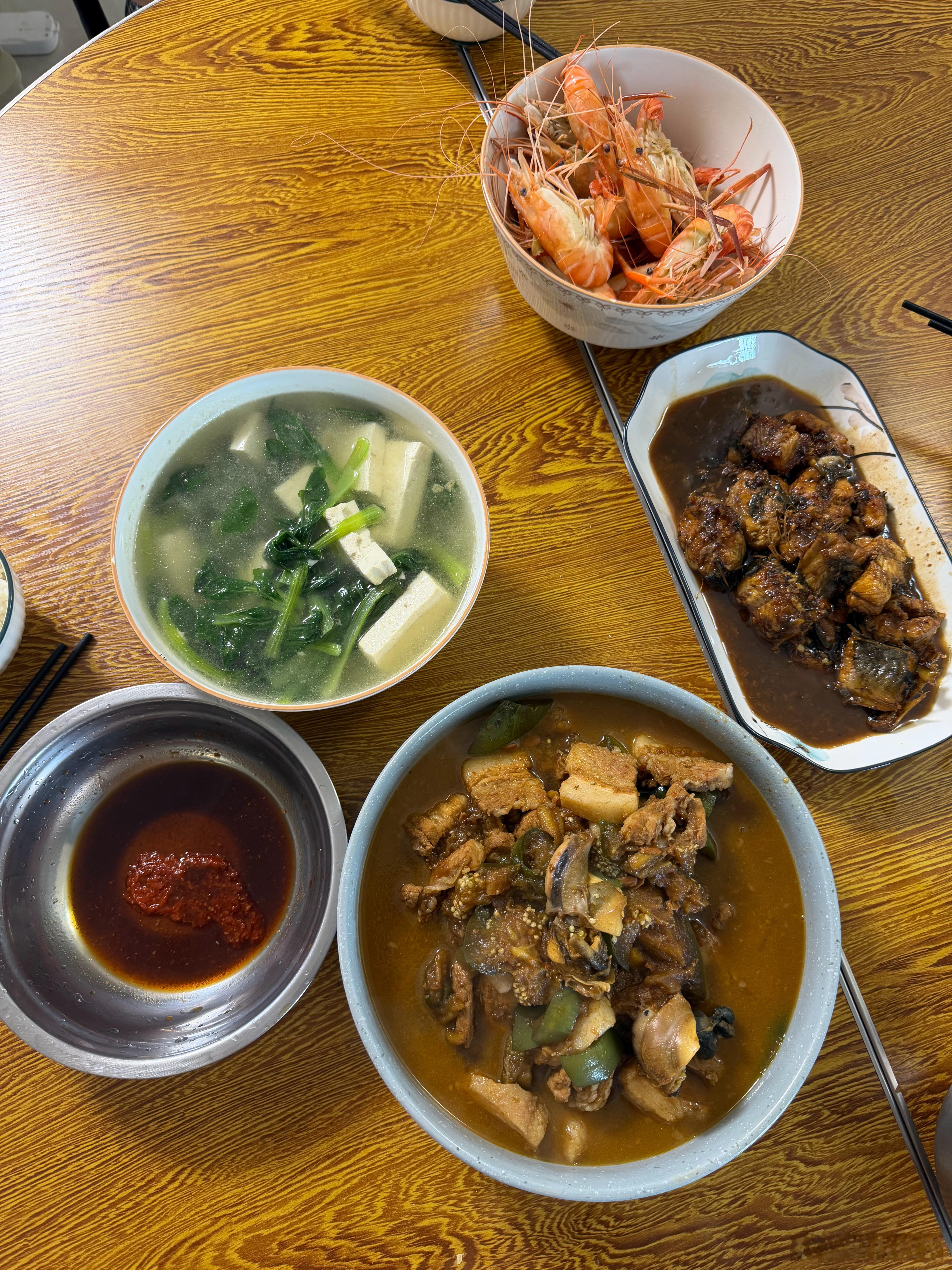 青茄子烧五花肉，也是我第一次炖，反正什么配菜跟五花肉炖都好吃。
