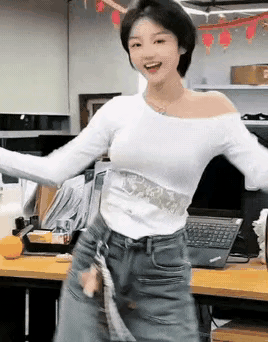 短发女生跳舞真的迷死人，太英姿飒爽了美女跳舞对短发姑娘没有任何抵抗力！