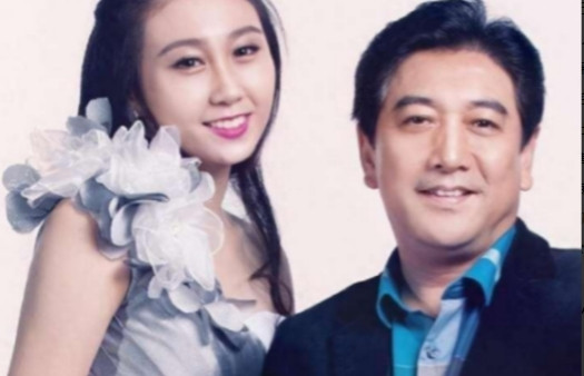 2007年，水均益老婆突然半身不遂，他二话不说就跟老婆离了婚，闺女哭哭啼啼地说：