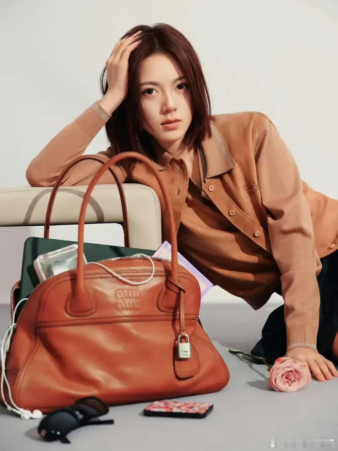 同样是代言，真的能感觉到赵今麦也一直在撵时尚的顶端，但是有点差劲。