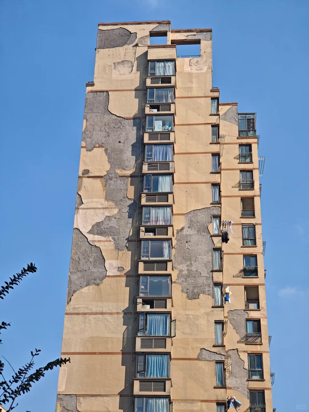 才十几年，就破成这样，请勿点开放大第三张不少人说高层住宅以后就是高层贫民窟刚