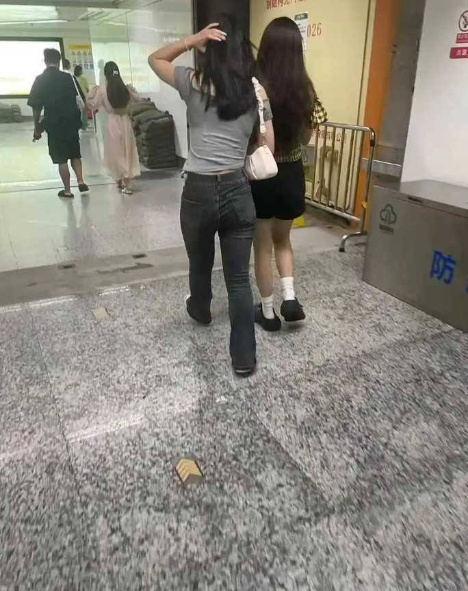 你们发现了吗？女生穿牛仔裤从来不系腰带