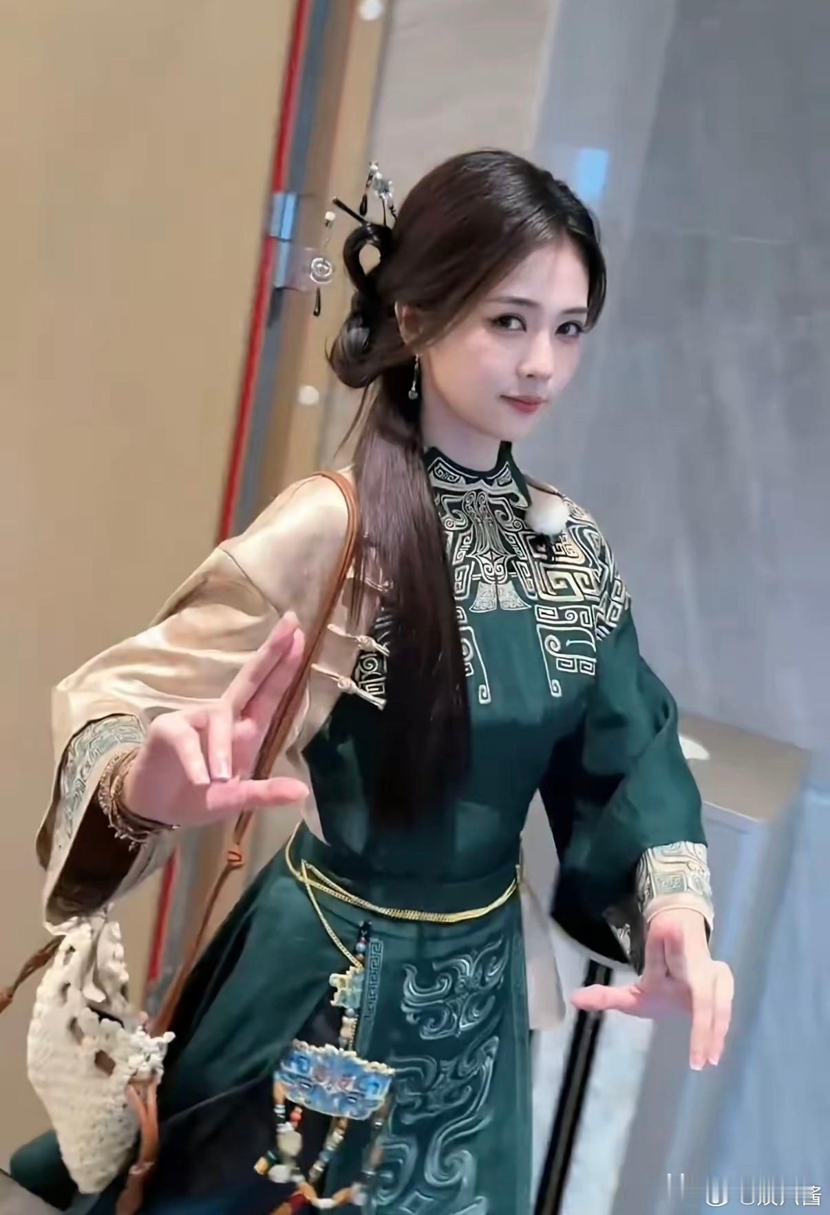 我觉得，白鹿被爆出这么多黑料，归根结底还是白鹿太自视清高了，还有她的粉丝们推