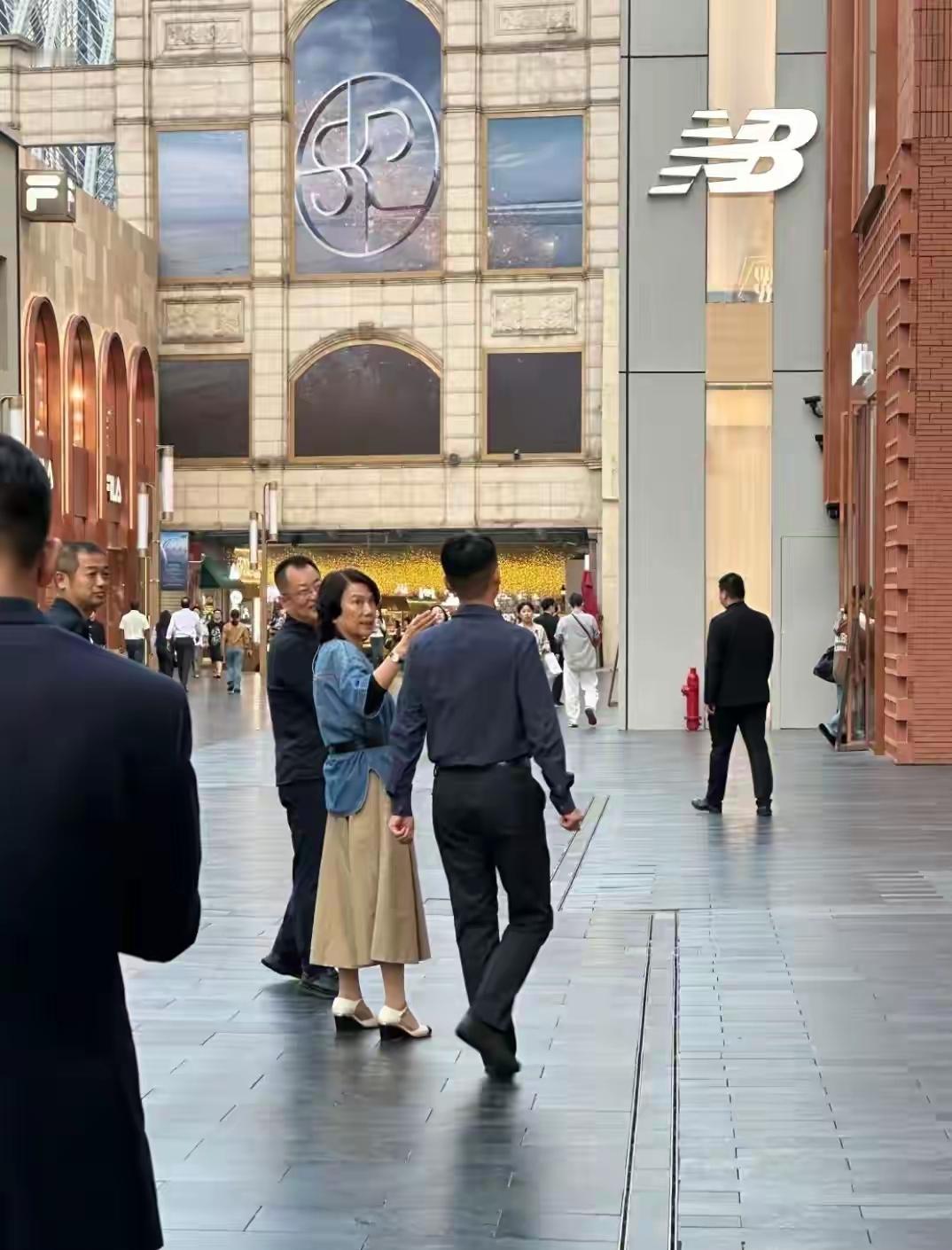 10月14日，董明珠现身武汉街头，身边跟着好几个人陪同，好有排面！董明珠当天身