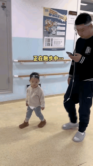 “人怎么可以这么聪明！”吉林，爸爸带生病的娃去医院输液，不料，孩子老是乱跑，手拿