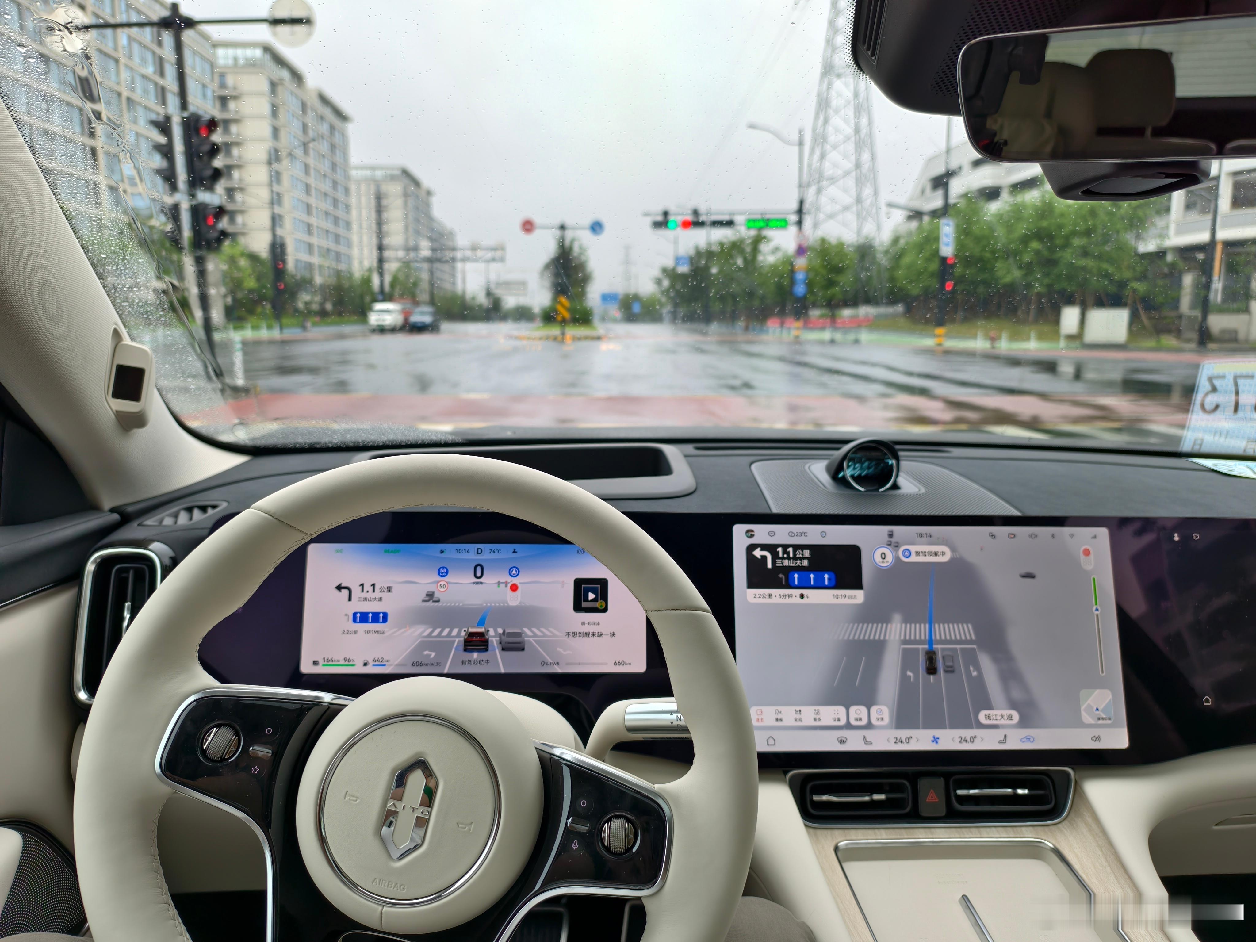 简单开了一下问界M8上的ADS3.3.1，体验真好。我们之前四车横评（）