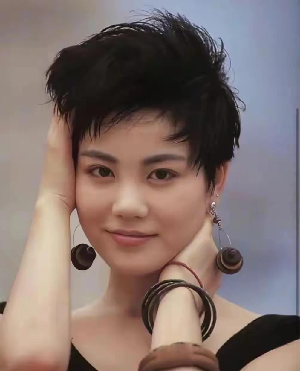 最大的审美犯罪，就是企图把王菲按进“港风甜妹”的模子里。翻看她80年代末的老照