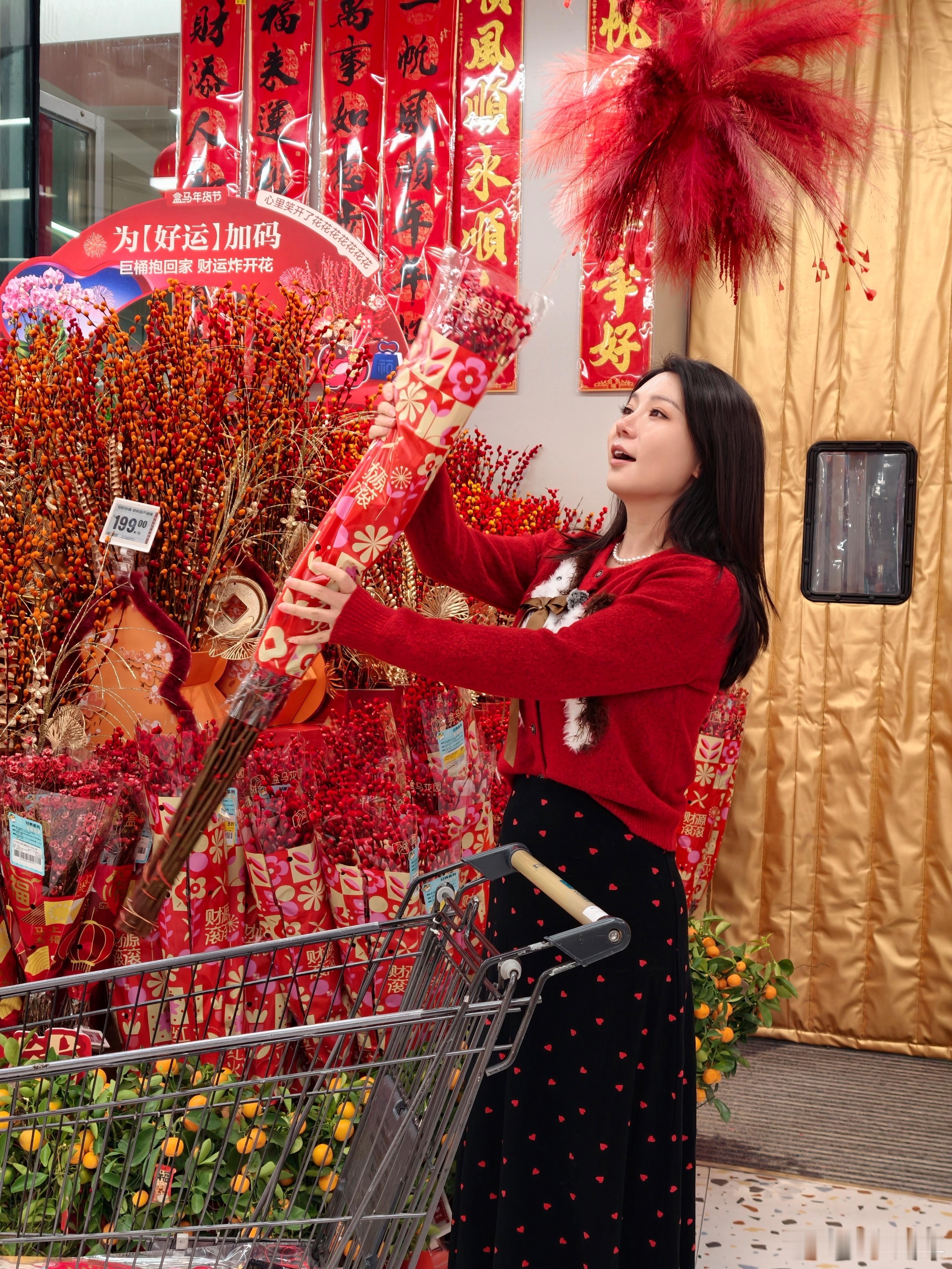 又来超市囤年货啦！本来觉得集市很有年味，没想到超市才是最有年味的，买了对联、礼盒