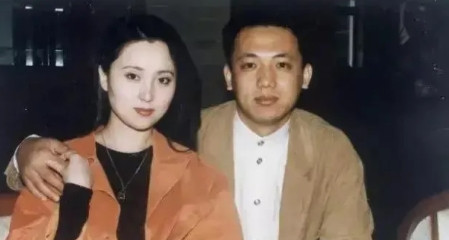 2007年正月初二，陈晓旭的丈夫郝彤，把双方父母请到家里，跪下磕了3个响头：“晓
