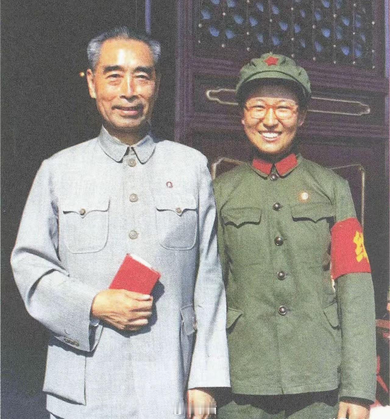 1966年10月1日，周总理与李讷在天安门城楼上的一张合影。