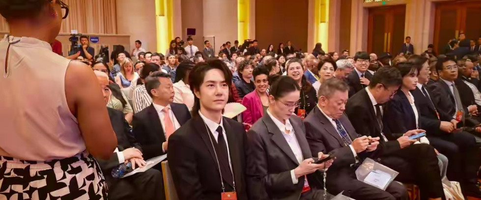 怎么办呢～又骄傲了呗[呲牙笑][呲牙笑]庐山真面目原来小卷毛拉直了呀[爱心]