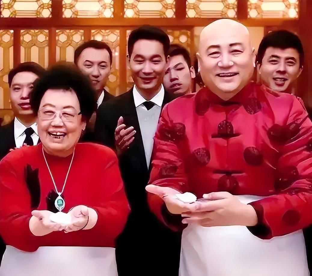 有人说迟重瑞吃软饭，我不这样认为。 要名他也有名，要钱自己赚的也花不完，又无