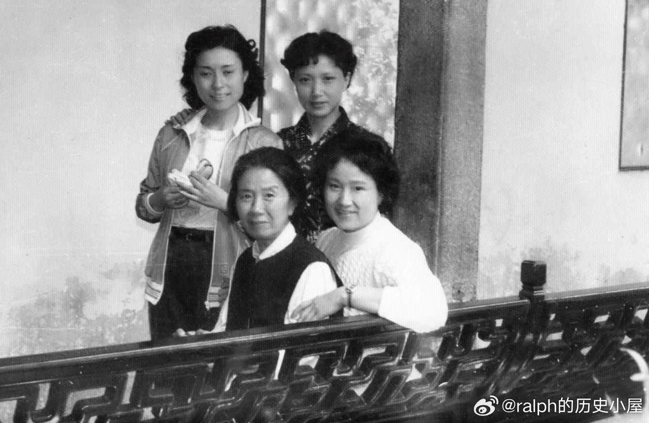 1982年王文娟带领学生钱爱玉、姚建平看望自己的老师竺素娥越剧