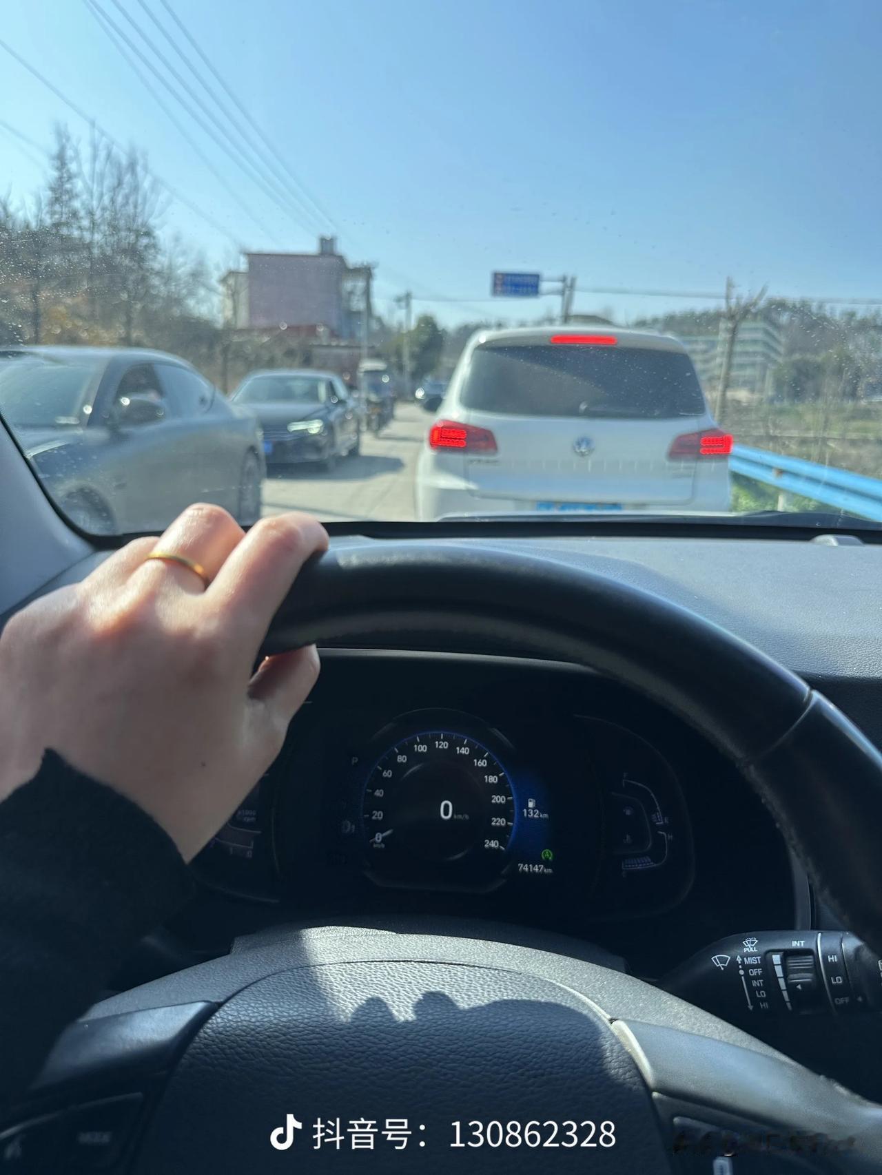 下班，我刚开车准备出去玩，忽然有个女的朝我奔跑，还不停的喊我:大哥，你先别走！