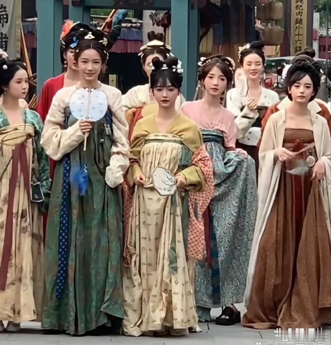 演员‍‎‏和⁠群﻿‌演的差距，‏‌真的太大‍了。往人群里一⁠站，根本不用找，一眼