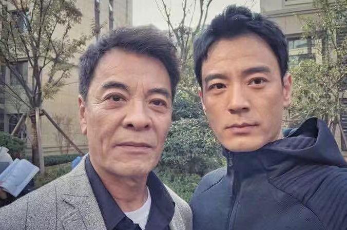 长得像的不一定是父子俩，比如图一刘威和某男子合影，他们长得还挺像的，不知道的人还