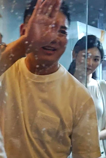 奶茶妹妹估计要气疯了，刘强东身边的红颜真是一个赛一个，这新来的助理更是有她当