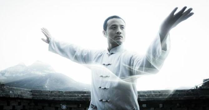 太极拳的劲儿是什么?我们平常生活里用力，都习惯了用死力气，搬