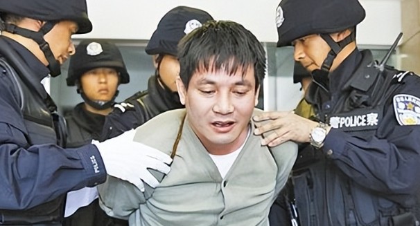 2013年，昆明看守所，糯康就要被执行死刑，由于绳子太紧了，他只能佝偻着身子站着
