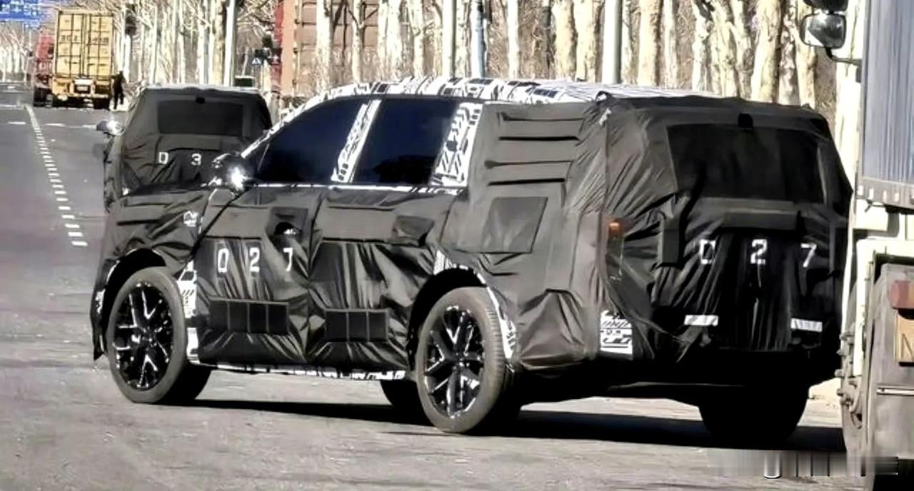 小米三款新车齐曝光！小米YU9、YU7GT、SU7L三箭齐发。涵盖行政级轿车