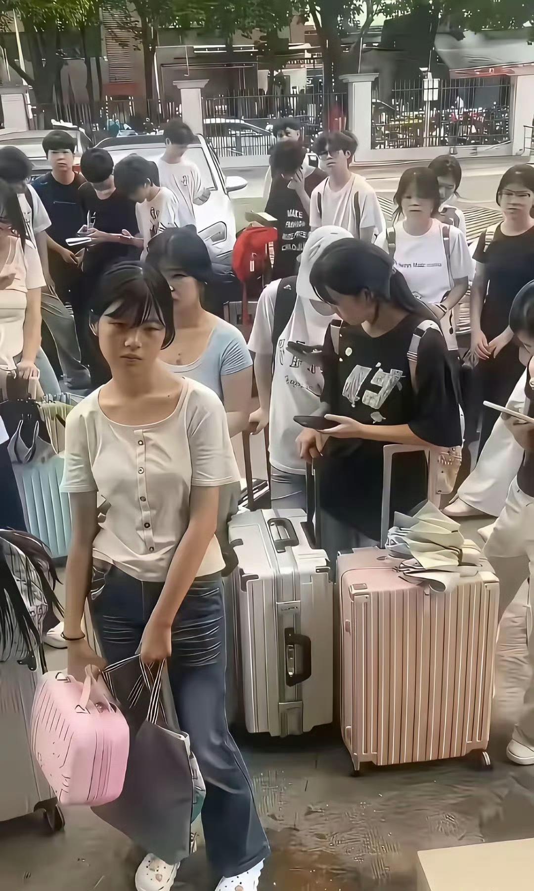 一代人有一代人的命运！从这两张照片上看，现在走出校门的大学生，还没有当年南下进厂
