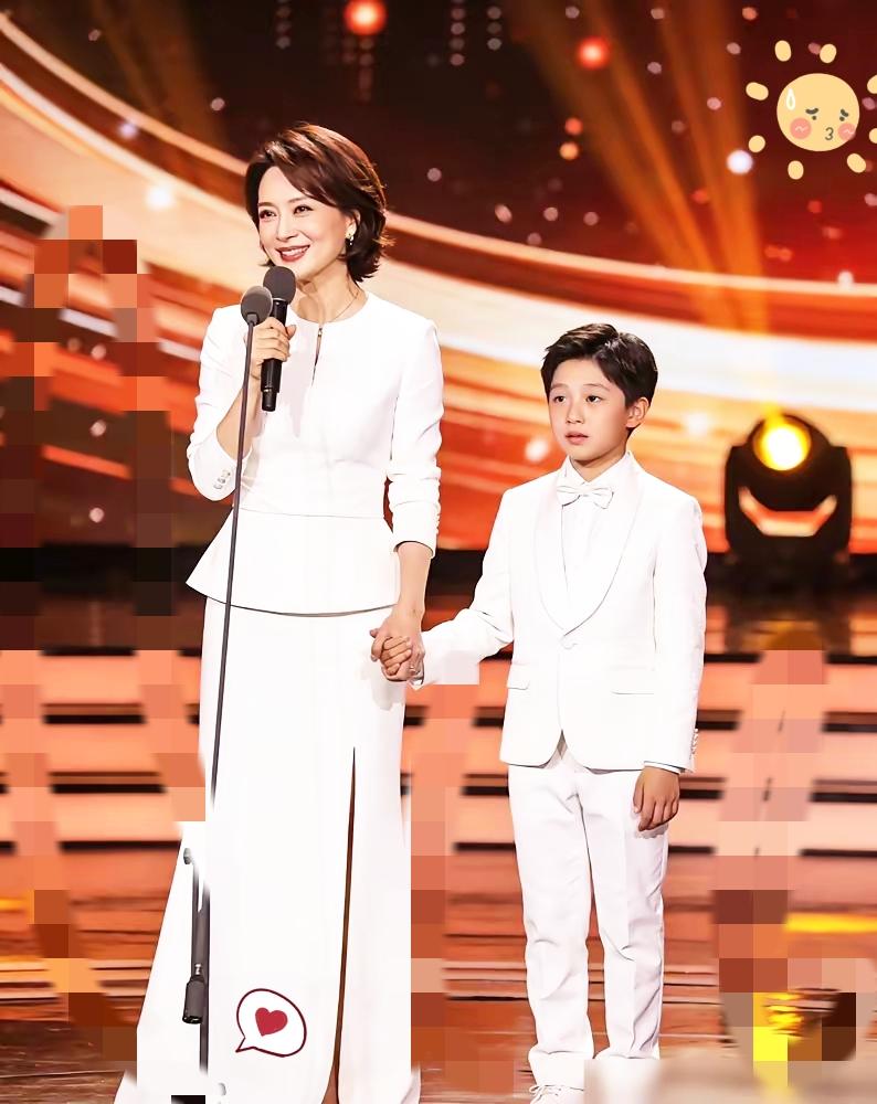 51岁董卿带11岁儿子同台朗诵，这一幕直接戳中了所有父母的心底！一袭白裙脱稿