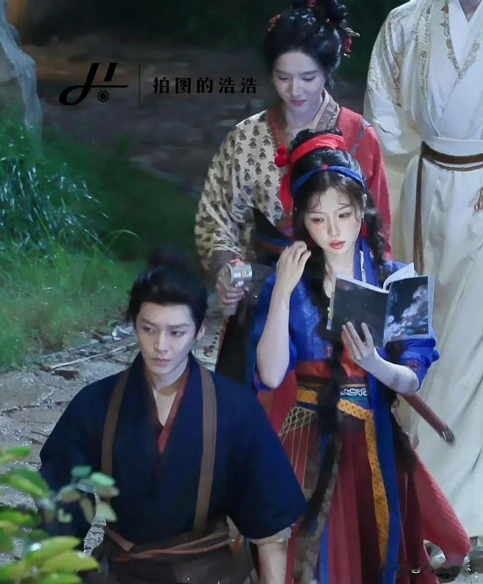 虞书欣真的很怕别人拍到她的法令纹，还自带补光灯