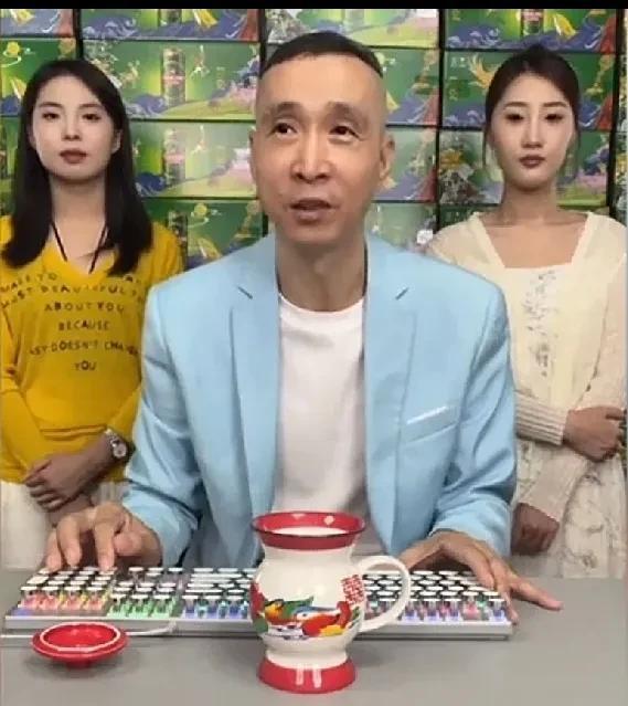 条子哥可真潇洒，在直播间卖货的时候，左右两边都有美女相伴。他在直播间提及杨少华老