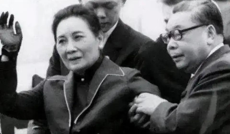 1975年，蒋介石刚去世，宋美龄就想夺权利。谁知，比她仅仅小12岁的蒋经国，在葬礼上仅说了一句话，就