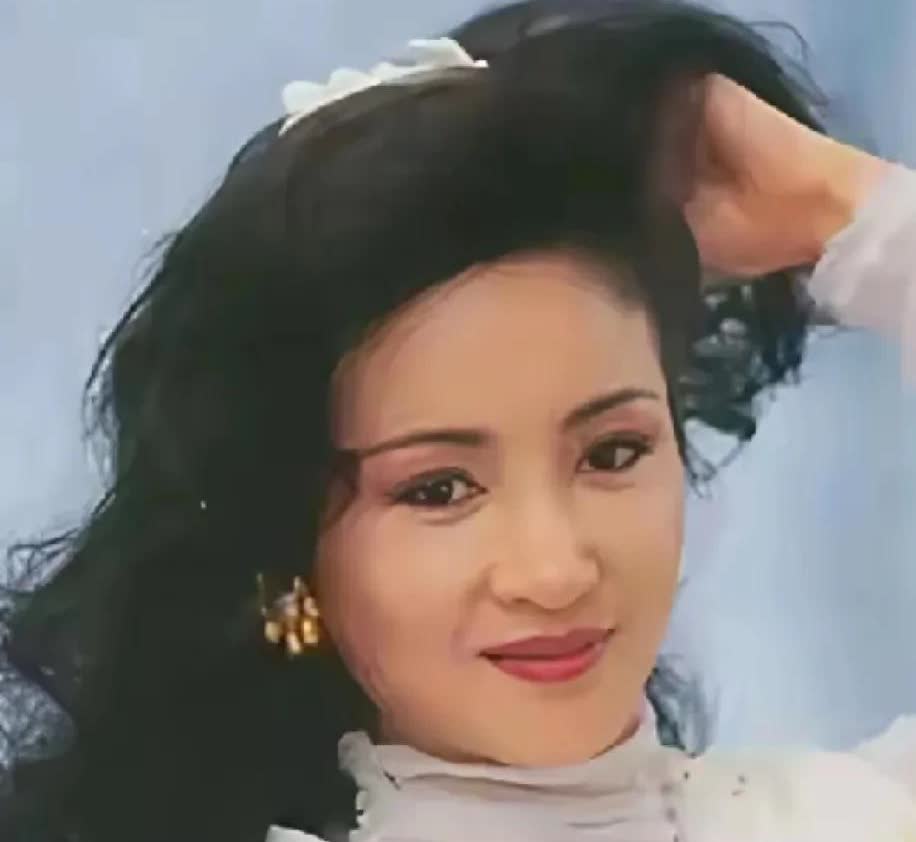 谢庭锋的妈妈狄波拉，一生好运好命，没有亏待自己。狄波拉，70年代第一位香港小姐冠