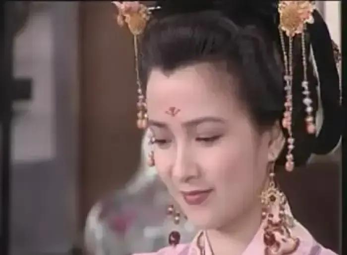 她走了，但她的脸，还在统治我们的审美。你记得李师师，记得小乔，记得秦可卿。但