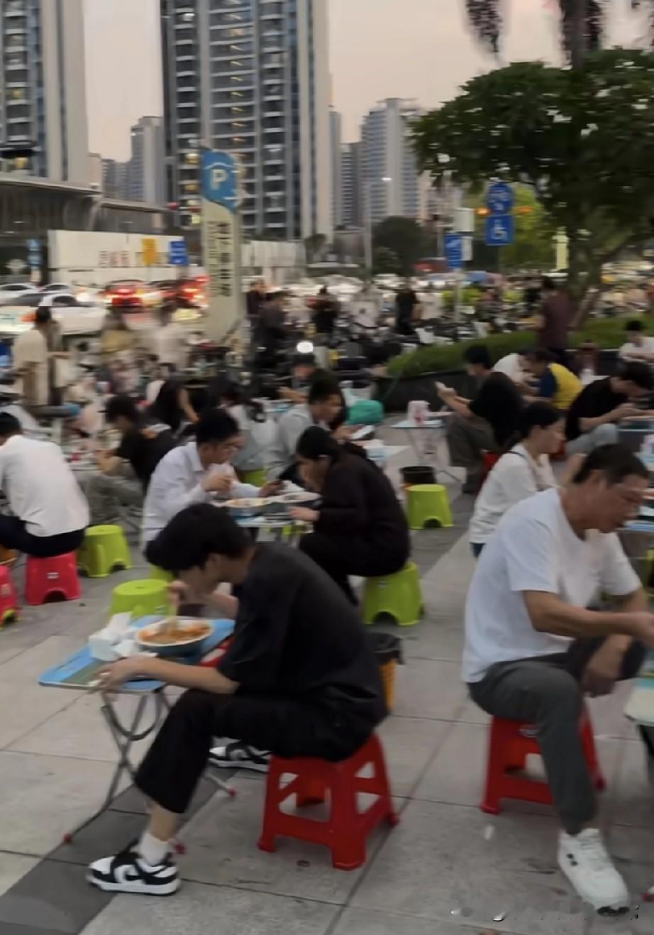 佛山人解释一下。好多人排队！在佛山某商圈广场，傍晚时分的画风堪称魔幻：几百