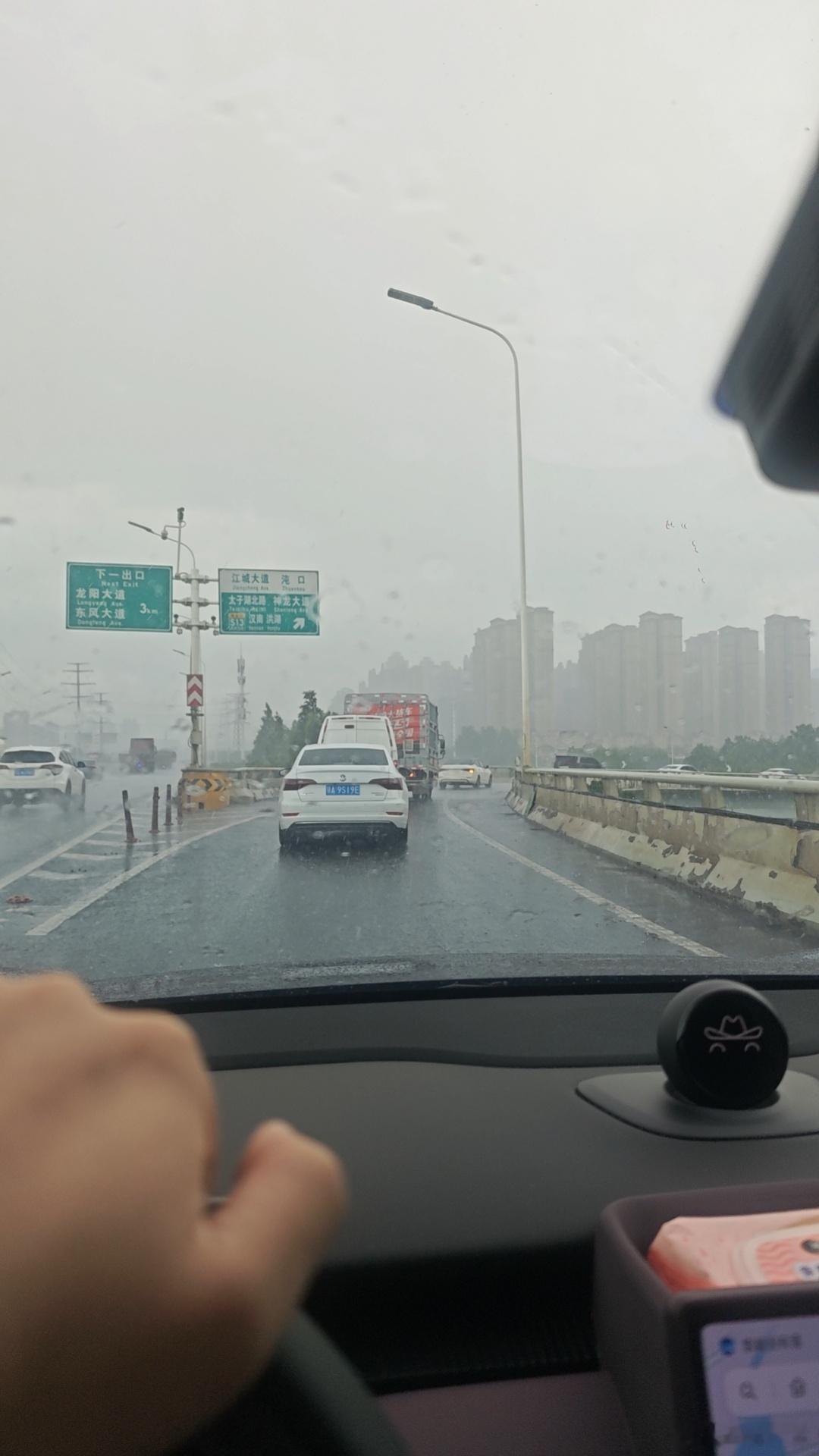 尼玛洗完车就下雨又为GDP作了贡献了​​​