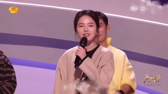 上次被骂班味重这次被骂没对象在《声鸣远扬2025》复活冲刺夜，李佳蓓唱《亲亲》。