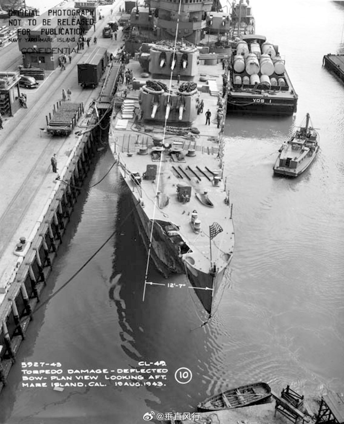 1943年7月13日，在科隆班加拉战役中，圣路易斯号轻巡被鱼雷击中后，舰首受损，