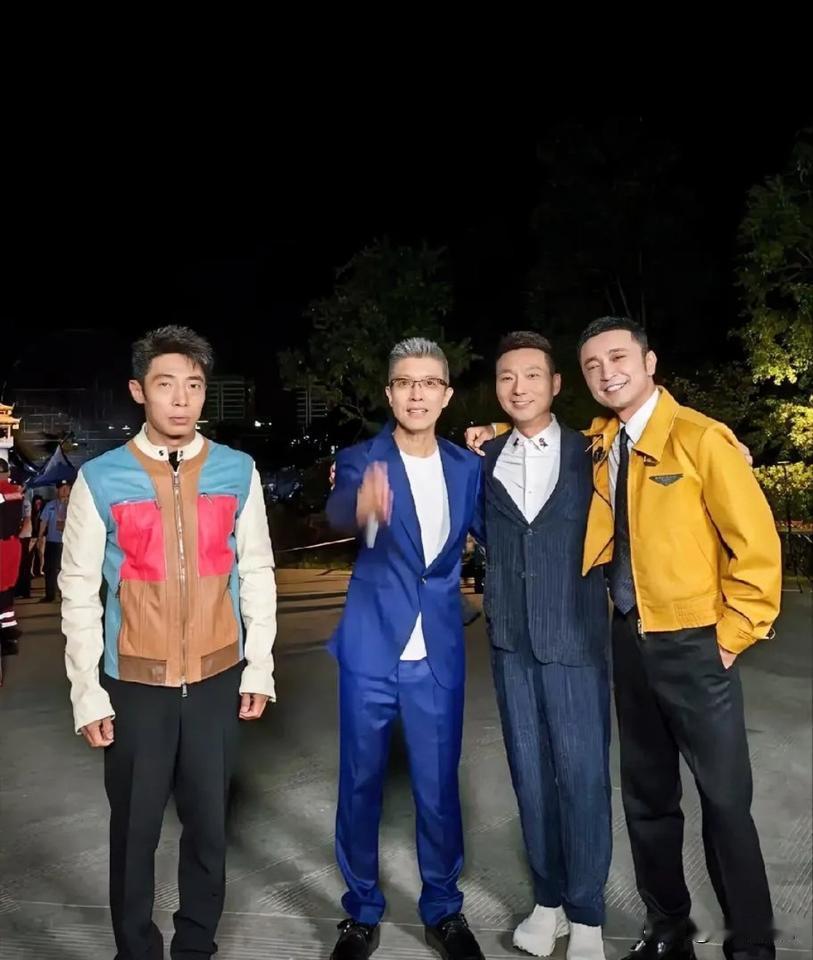 这画面看上去真有点不尽人意啊！撒贝宁好像被他们孤立了。就不知穿蓝色西装的帅哥是谁