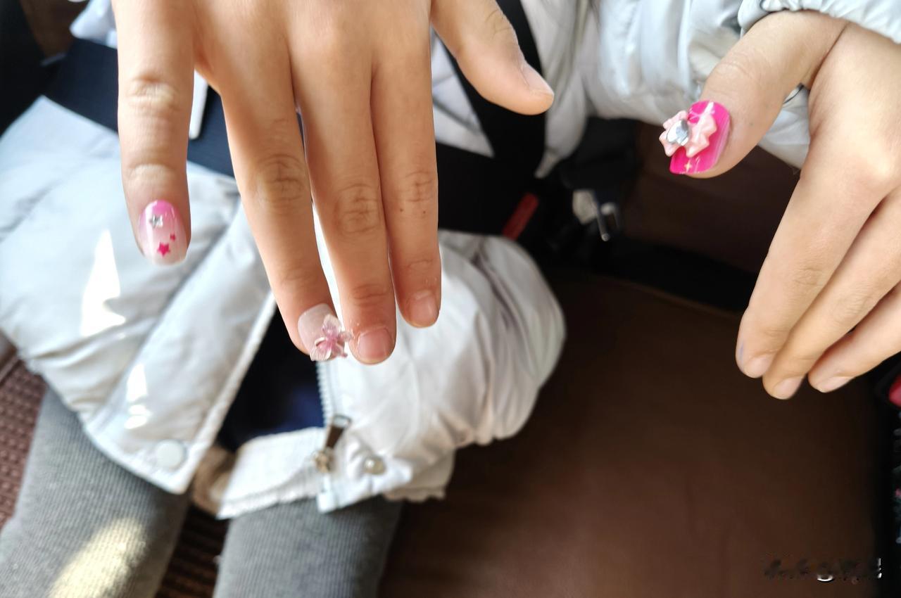 我应该算很开明的妈妈吧，自己没贴过美甲贴，却给六岁的女儿整了一套。还找教程，研究