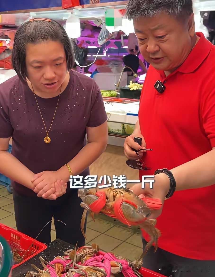 洪剑涛买螃蟹也嫌弃绳子绑的太多，洪剑涛在海鲜市场买螃蟹，200一斤的螃蟹，捆着好