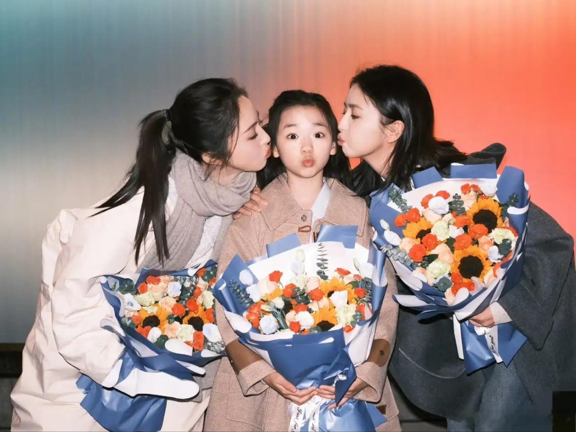 佟丽娅和小酒窝出演金鸡百花电影节开幕短片，两人饰演一对母女！