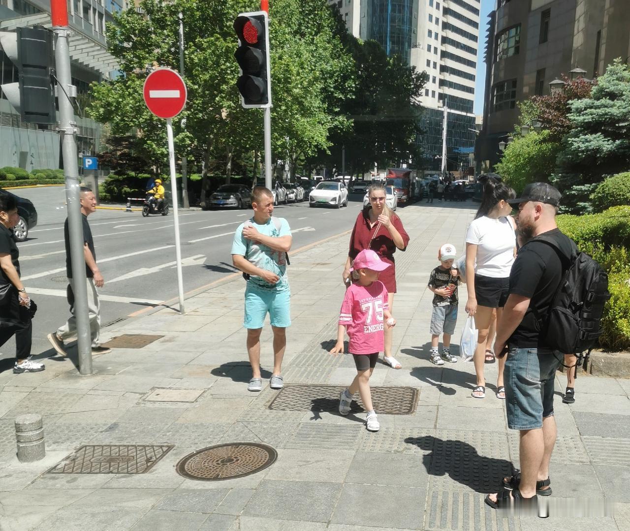 看大连这街头，外国人真是多起来了，用三五成群来形容都不恰当，这一行8个人，妥妥的