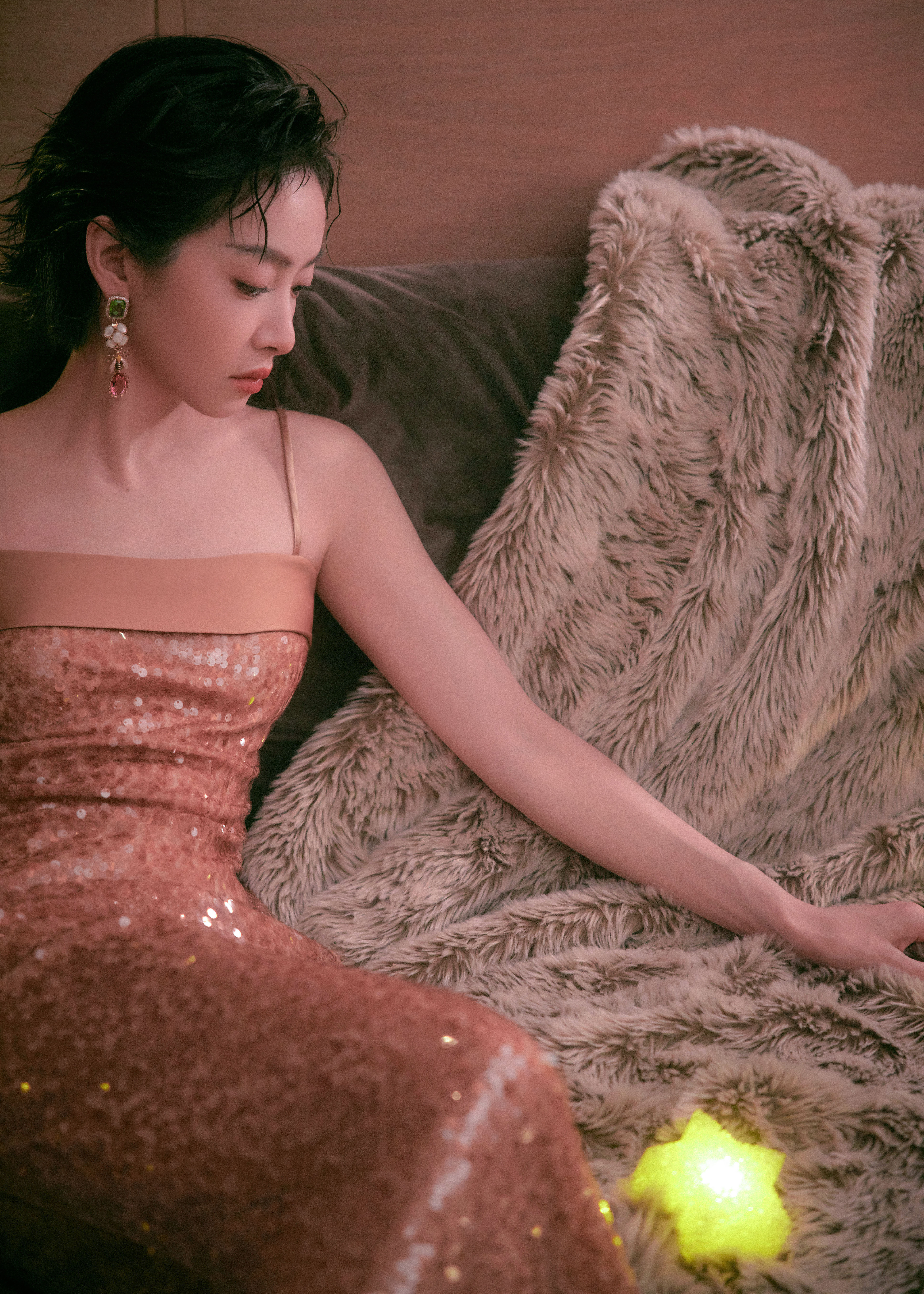 宋茜一袭鎏金，似星河流转。携满身光华而至，以耀目姿态点亮此刻。