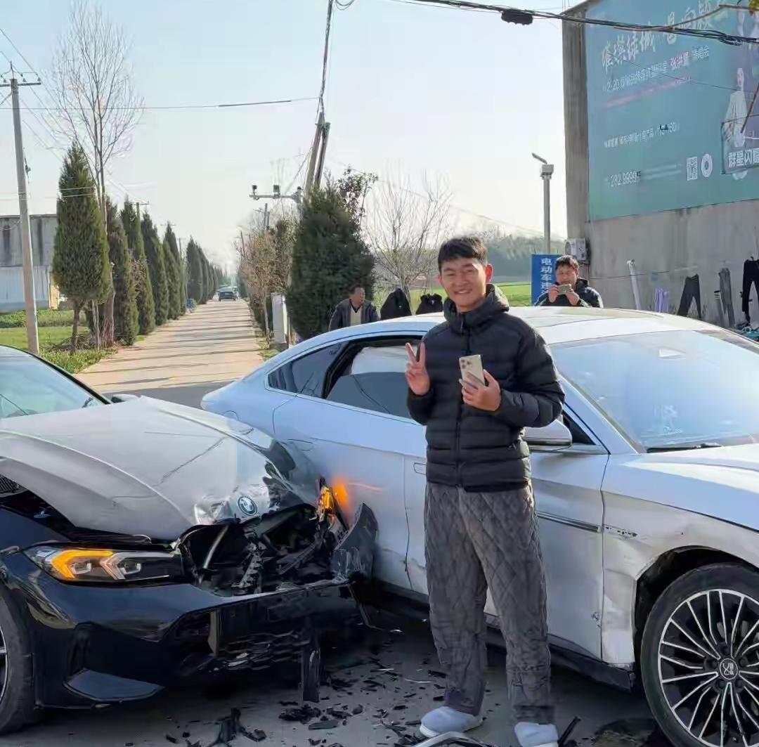 安徽阜阳一小伙子春节期间驾驶自己的宝马车辆送亲友到火车站返程，回来的时候一辆比亚