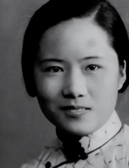 她帮美国造出原子弹，37年后回国，见到周总理第一句话是：“我找不到父母的坟了。