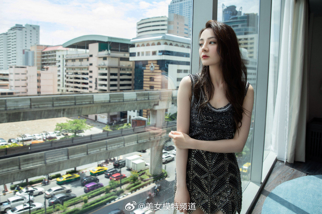 迪丽热巴纤腰美腿好身材