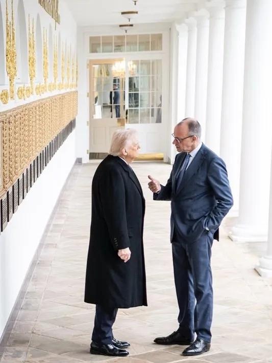 默茨的身高有的说是1.98米，也有说是1.97米，再和我们的仪仗队比较来看，应该