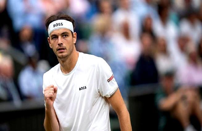 硬地首胜！穆塞蒂3-0送弗里茨回家膝盖缠着厚冰袋的弗里茨，第三盘连丢两个发