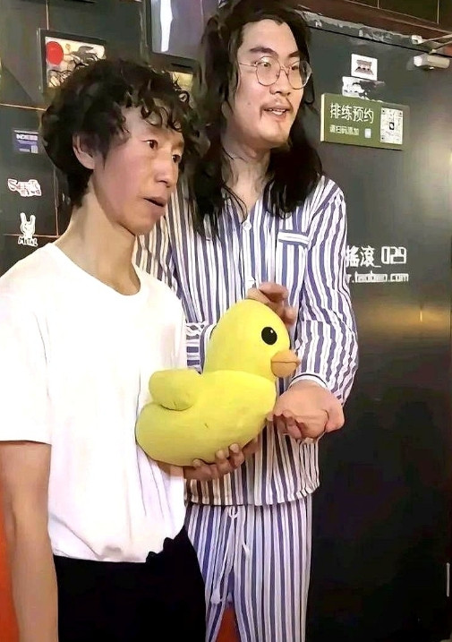 看完庞麦郎南宁的演唱会爆满的消息，我问老公：到底是什么人喜欢庞麦郎？老公沉默